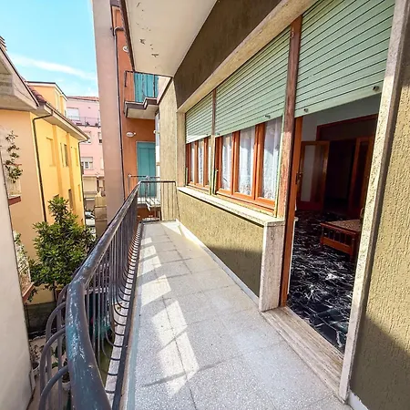 Lägenhet Praga Apartment, A Pochi Passi Dal Mare Rif A754