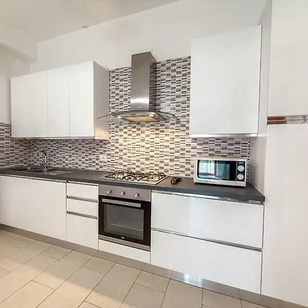 Praga Apartment, A Pochi Passi Dal Mare Rif A754